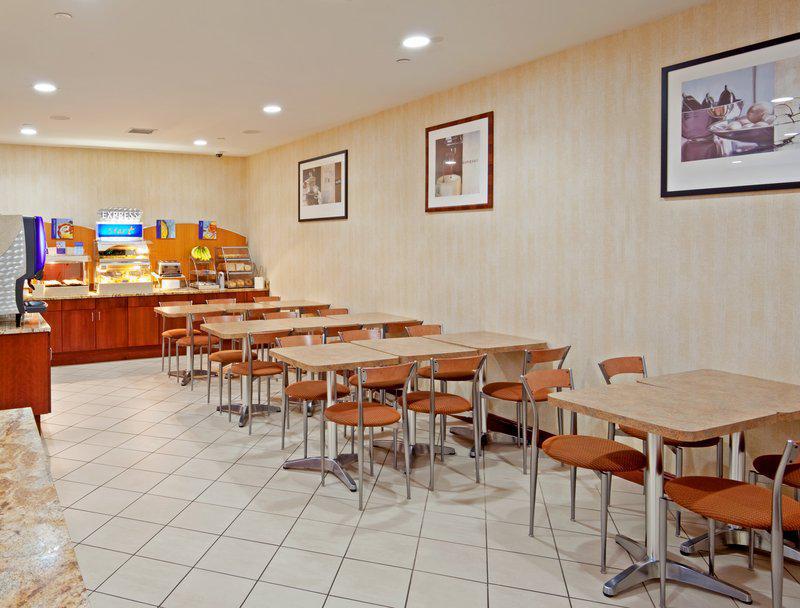 Holiday Inn Express Laguardia Airport, An Ihg Hotel New York City Restaurant photo